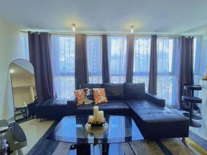 LUX 2BR Uptown BGC, 70sqm, Balcony, Rooftop Pool & 5G WiFi, Ste 34