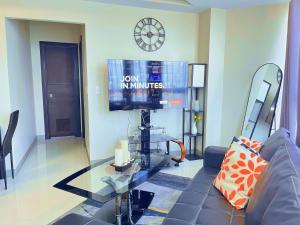 LUX 2BR Uptown BGC, 70sqm, Balcony, Rooftop Pool & 5G WiFi, Ste 34