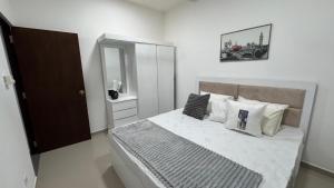 Modern 2BR Resort Apartment with Pool & Gym, Malabe