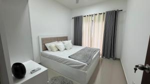 Modern 2BR Resort Apartment with Pool & Gym, Malabe