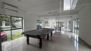 Modern 2BR Resort Apartment with Pool & Gym, Malabe