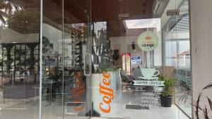 Modern 2BR Resort Apartment with Pool & Gym, Malabe