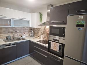 Modern, fully equiped condo with great view in luxurious complex