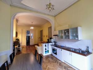 Bright 1BR with terrace near Montgomery