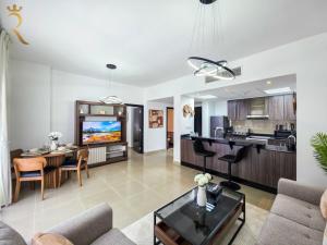 Balcony 1BR Retreat - Stylish Dining Escape