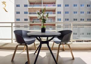 Balcony 1BR Retreat - Stylish Dining Escape