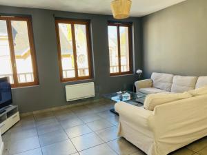 Apt F2 1er étage centre ville face a l église