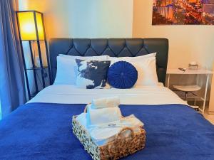 LARGE 2BR Uptown BGC 73sqm, Perfect for 6, Pool & Uptown Mall Connector, Ste 29