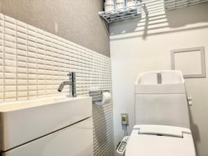 Roppongi 3min Walk, Shinjuku 10min,Shibuya 15min, Tokyo Tower 58sqm for 6