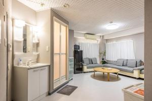 Roppongi 3min Walk, Shinjuku 10min,Shibuya 15min, Tokyo Tower 58sqm for 6