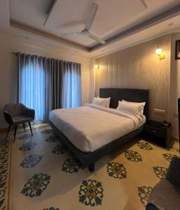 Hotel Shine inn Couple fridenlly rohini west metro station near by m2k cinema near by rajiv gandi hospital