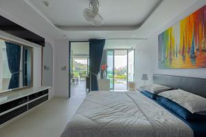 Beautiful top floor penthouse lovely sea views