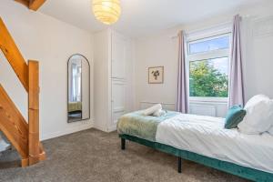 Central-Modern- Spacious with garden and free parking for long stays