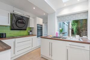 Central-Modern- Spacious with garden and free parking for long stays