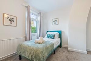 Central-Modern- Spacious with garden and free parking for long stays