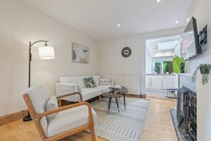 Central-Modern- Spacious with garden and free parking for long stays