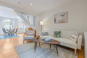 Central-Modern- Spacious with garden and free parking for long stays