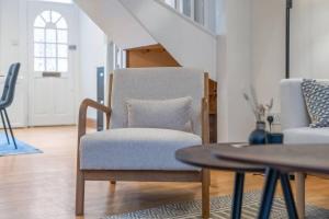 Central-Modern- Spacious with garden and free parking for long stays