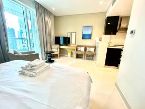 Luxury Studio with Pool, Gym & Downtown Access