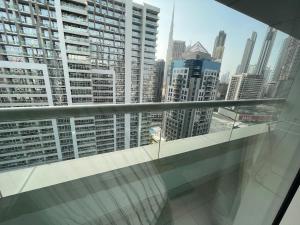 Luxury Studio with Pool, Gym & Downtown Access