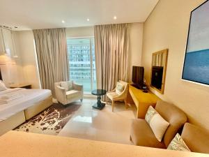 Luxury Studio with Pool, Gym & Downtown Access