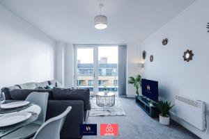 2 Bedroom Penthouse With Balcony By Host A Home