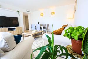 Penthouse apartment with pool next to beach & port
