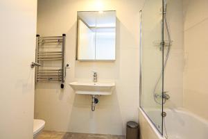 Penthouse apartment with pool next to beach & port