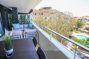 Penthouse apartment with pool next to beach & port