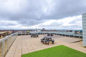 Modern 2 Bed Apartment With Balcony By Host A Home