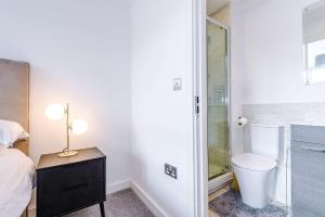 Modern 2 Bed Apartment With Balcony By Host A Home