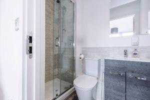 Modern 2 Bed Apartment With Balcony By Host A Home