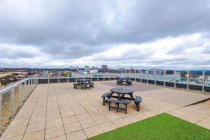 Modern 2 Bed Apartment With Balcony By Host A Home