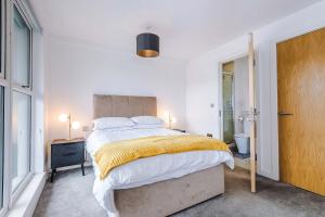 Modern 2 Bed Apartment With Balcony By Host A Home