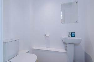 Modern 2 Bed Apartment With Balcony By Host A Home