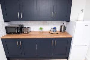 Spacious 4 BR Sleeps 13 Contractors Private Drive Near Airport and NEC Private Parking Hinkley Homes