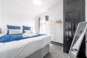 Central 5-Bedroom Retreat with Garden and Multiple Parking Spaces