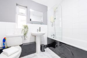 Central 5-Bedroom Retreat with Garden and Multiple Parking Spaces