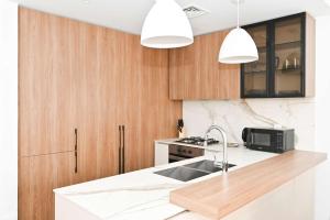 Modern 1BR w Balcony & Great Amenities JVC