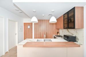 Modern 1BR w Balcony & Great Amenities JVC