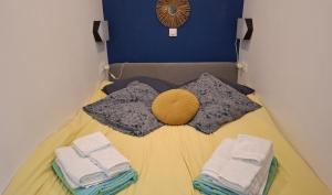 Bleu - 3 star small gite with hot tub and heated pool