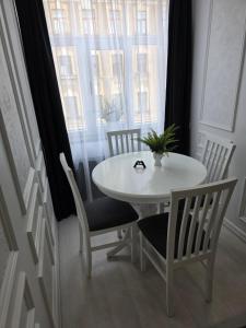 The Oasis - Retro Modern Vogue