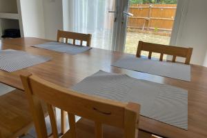 4-Bed Barnwell Retreat- Sleeps10 Garden & Parking