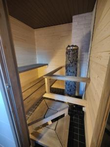 Kodikas talo lammen rannalla