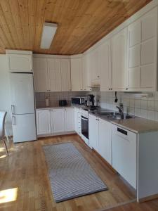 Kodikas talo lammen rannalla