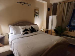 Spectacular Penthouse with Stunning Balcony in Eastwood Mall