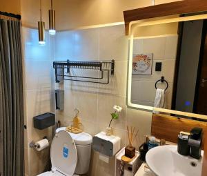 Spectacular Penthouse with Stunning Balcony in Eastwood Mall