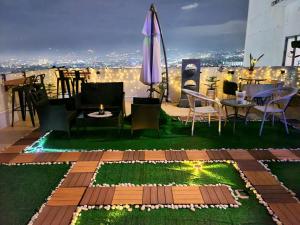 Spectacular Penthouse with Stunning Balcony in Eastwood Mall