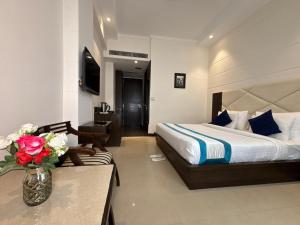 Hotel Crimson Palace