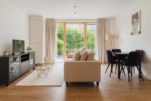 Elegant Flat with Balcony in Finchley